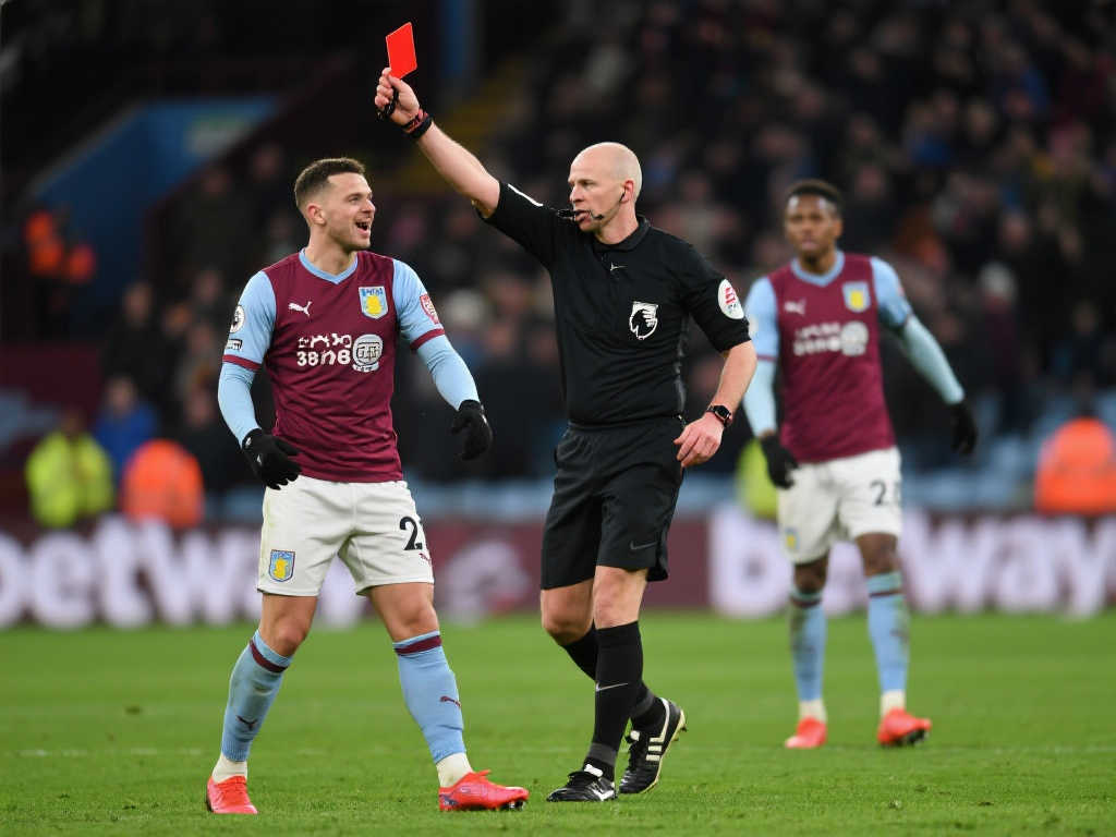 裁判成焦点?英超12轮红牌数达27张,逼近上赛季全年30张 裁判成焦点?英超12轮红牌数达27张,逼近上赛季全年30张